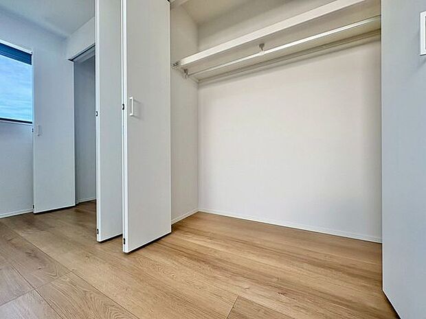 「収納」居室にはクローゼットを完備し、自由度の高い家具の配置が叶うシンプルな空間です。お子様の成長と必要になる子供部屋を与えるにはぴったりの間取りですね。