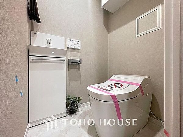 「ウォシュレット機能付き」優れた節水効果や汚れが付きにくい便座など、ほしかった機能が揃ったウォシュレット一体型トイレです。収納に便利な吊戸棚を備え付けています。