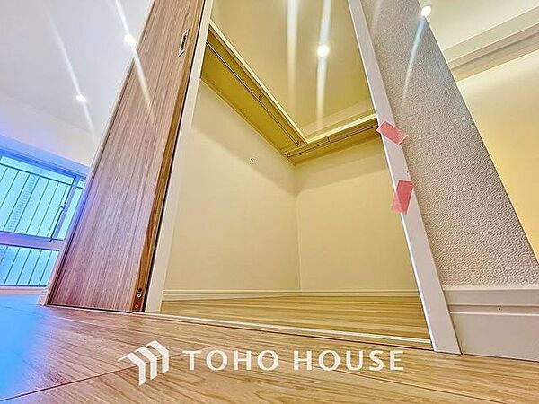 「たっぷり収納。ウォークインクローゼット」たっぷりと荷物が入るよう、ウォークインクローゼットを完備いたしました。画像と現地では大きさ、広さの感覚が違います。是非ご自分の目で確かめてください。