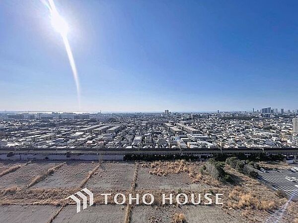 「穏やかな街並みの眺望」穏やかな街並みを一望しながら、爽やかな風と柔らかく降り注ぐ陽光を感じて頂けます。心地良い開放感が暮らしにゆとりと充足感をもたらします。
