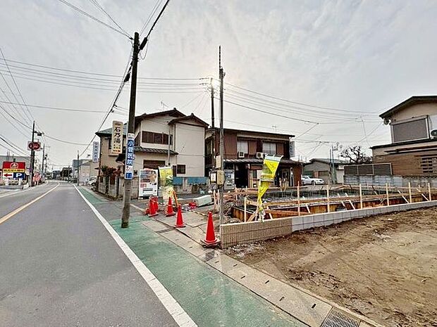 「前面道路含む外観」南西8.2m、南東8.2m