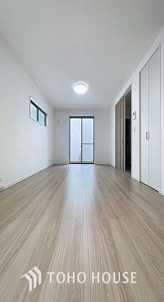 「南向きのリビング。」空気感という居心地の良いＢＧＭは、心からのやすらぎと満足感を与えてくれます。通風と採光を考慮したリビングは地域の鼓動を感じながらお寛ぎ頂くことが可能です。