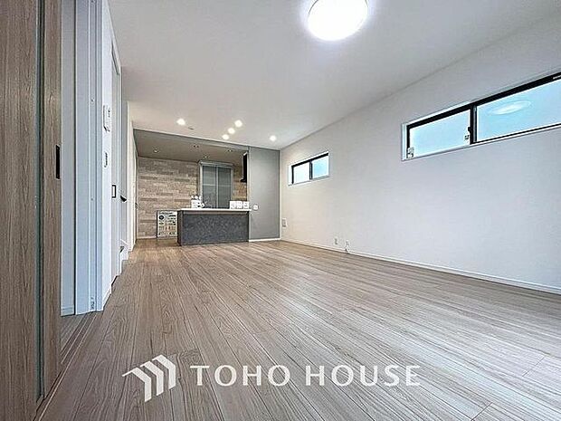 「彩りある新生活のスタート。」観葉植物などをディスプレイしたり、自分好みの空間を作り上げることでより楽しい新生活がスタートできそうですね。