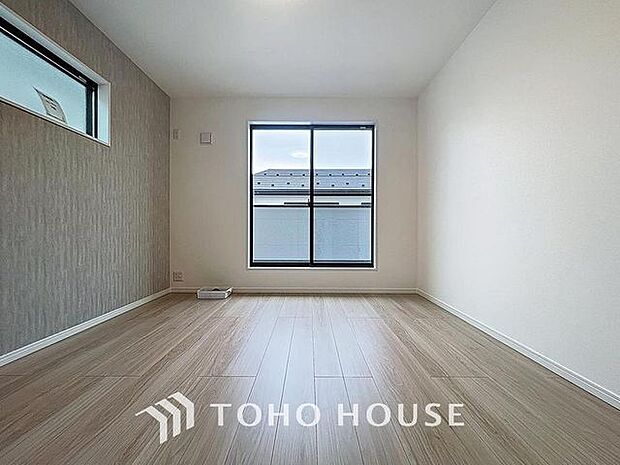 「バルコニーに面した約7帖の主寝室。」お家時間を穏やかに過ごせる寛ぎの空間です。居心地の良さを実感して頂けるお部屋となっております。