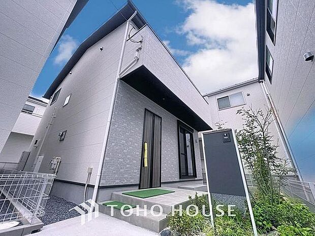 「パントリー・土間収納を備えた住まい。」南側にバルコニーとお庭を設置し、敷地面積128平米、建物面積100平米あるゆとりの2号棟です。