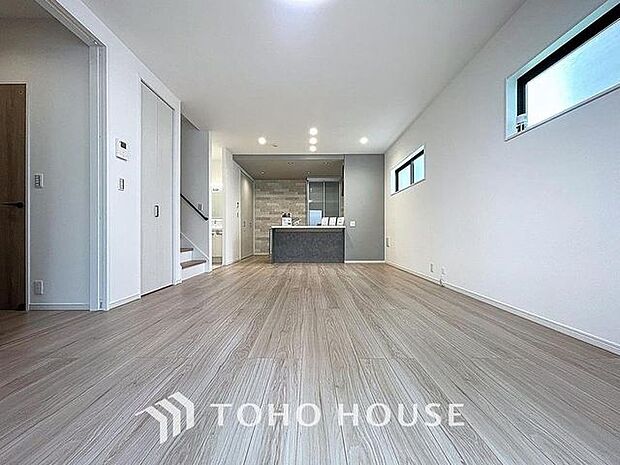 「約19帖のあるゆとりの空間。」ＬＤＫでは家族が集まり一緒の時間を過ごせる工夫がされております。何気ない一日の当たり前のひとコマがいつか一生の宝物になります。