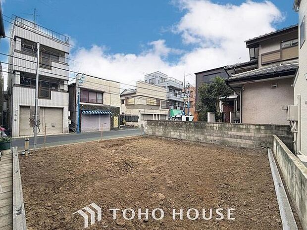 「現況」今日も、明日も、この街で、きっと誰かがしあわせになる物語が描かれていくはずです。爽快な風も毎日やさしく頬をなででくれます。