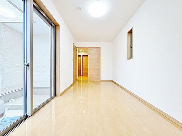 「洋室」ホワイトの壁紙に柔らかな印象のメープルのフローリング。明るくナチュラルな心地の良い空間となっております。