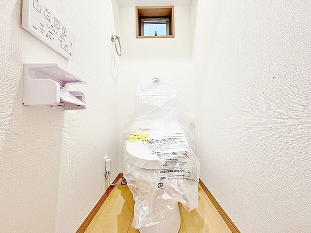 「トイレ」トイレは快適な温水洗浄便座付です。手洗い一体型のトイレ設備はスペースの節約ができ、ゆったりとした空間が確保できます。節水も期待できますね。