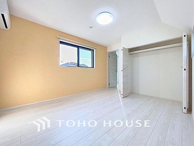 「アクセントクロスを採用した居室。」子供部屋として、思春期のプライバシーを重視したり、成長に合わせて机やベットを自由にレイアウトできるようにと、小さな自立心を育むお部屋作りを見越してご覧下さい。