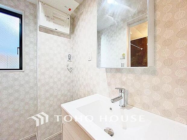 「洗面台」白を基調とし、機能的でスッキリとした印象の洗面台になっています。