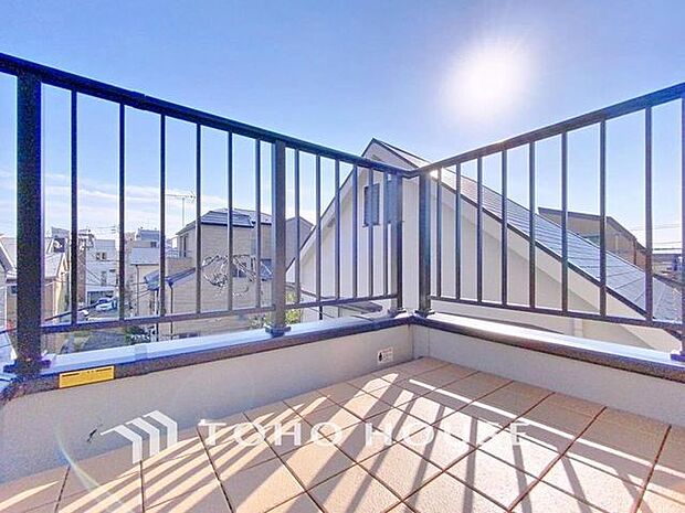 「開放感感じるバルコニー」頬をなでる優しい風を感じることが出来るバルコニー。つい深呼吸をしたくなる気持ちの良い眺望はこのお部屋の自慢です。