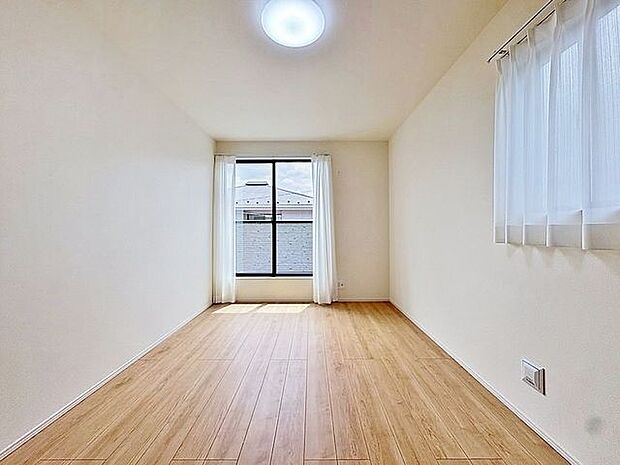 「二面採光・通風良好◎」居室に窓が2ヶ所あるので、明るさの確保と、風の通り道ができることで換気のしやすいお家になっています。