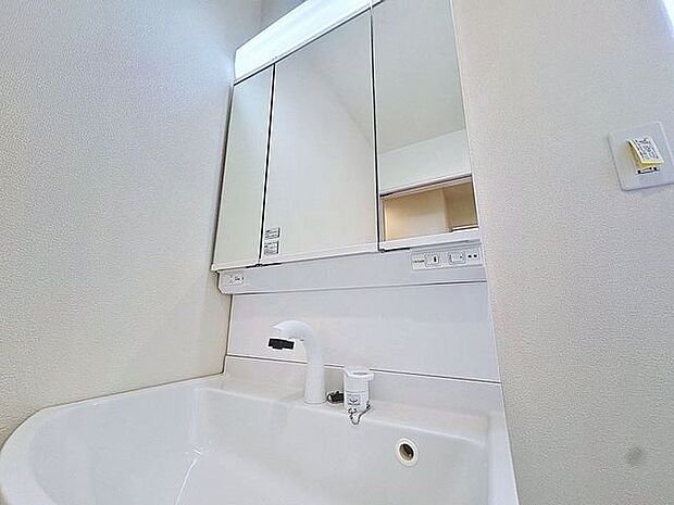 「洗面台」大きな鏡で朝の準備もばっちり。収納も多く、洗剤など日用品の保管にも便利です。
