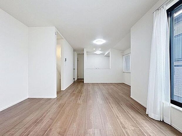 「寛ぎ空間。リビング」大きな窓辺からの日差しが暖かい室内は、自然と住まう人の気分も明るくなり、リビングでの素敵なワンシーンが演出されます。