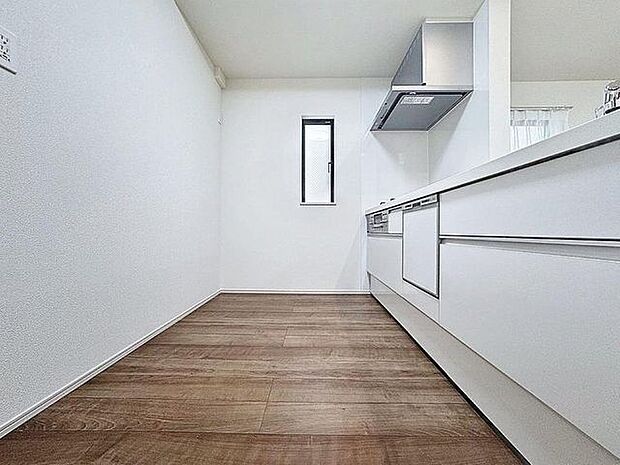 「窓あり×キッチン。」作業スペースを多くとったキッチンには、コンロ横にスリット窓を設置し通気性と明るさを取り入れました。