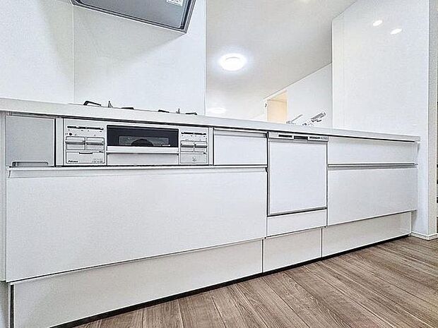 「対面キッチン」キッチンスペースは、ゆとりの広さを確保。開放的な対面式キッチンなので、ご家族との会話を楽しうことはもちろん、お子様を見守りながら家事時間を進められます。