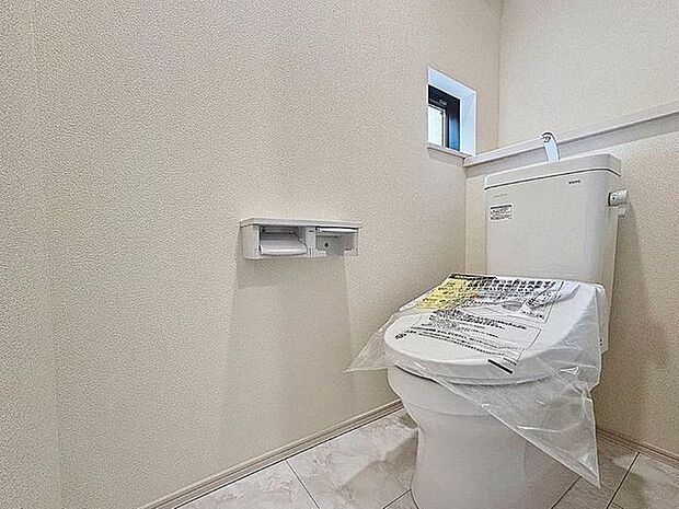 「温水洗浄便座付きトイレ」トイレは快適な温水洗浄便座付です。清潔感のあるホワイトで統一しました。いつも清潔な空間であって頂けるよう配慮された造りです。