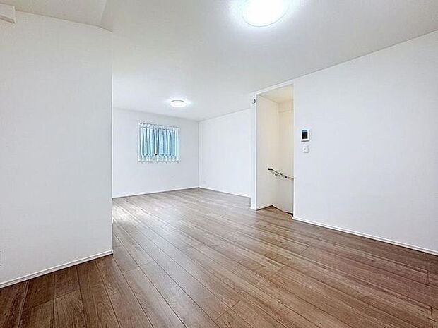 「リビングダイニング」柔らかな色合いが優しい雰囲気のお部屋は、格別の居心地の良さを感じて頂けます。採光窓から零れる陽光に癒されてください。