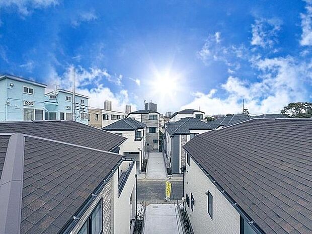 「穏やかな街並みの眺望」穏やかな街並みを一望しながら、爽やかな風と柔らかく降り注ぐ陽光を感じて頂けます。心地良い開放感が暮らしにゆとりと充足感をもたらします。