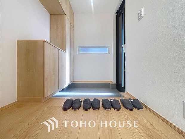 「玄関」人を迎え入れる最初の場所だからこそ、清潔感があり纏まった空間にして頂ける様にゆとりあるシューズボックスを設置しました。おでかけの時も帰宅の時も、すっきりとした玄関は気持ちが良いものです。