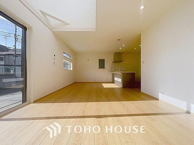 「穏やかな時が流れる癒しの空間」穏やかな光が明るくリビングルームを包みます。心地よい空間が、ご家族のかけがえのない時間に優しく寄り添います。