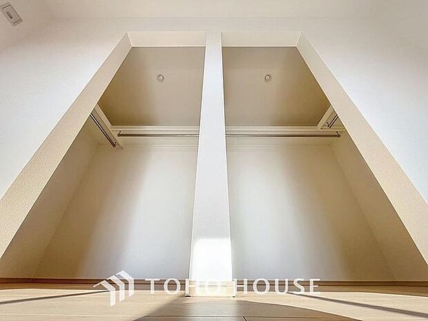 「たっぷり収納。ウォークインクローゼット」たっぷりと荷物が入るよう、ウォークインクローゼットを完備いたしました。画像と現地では大きさ、広さの感覚が違います。是非ご自分の目で確かめてください。