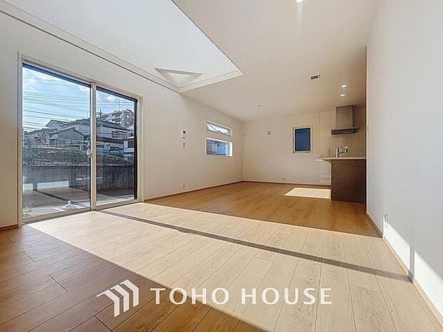 「開放感に満たされる。家族の和み空間」大切なご家族が集まるリビング。家族だんらんの時間が自然と増えそうなこだわりの空間です。