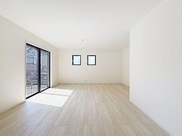 「南向き×陽当り良好」大きな窓辺からの日差しが暖かい室内は、自然と住まう人の気分も明るくなり、リビングでの素敵なワンシーンが演出されます。