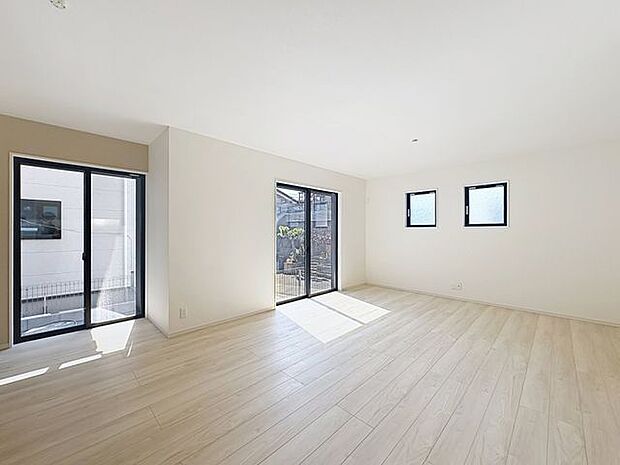 「採光面の多いLDK」団欒の場であるリビングには採光窓を多く取り入れていますので、暖かな陽光と心地よい風が贅沢に降り注ぎます。