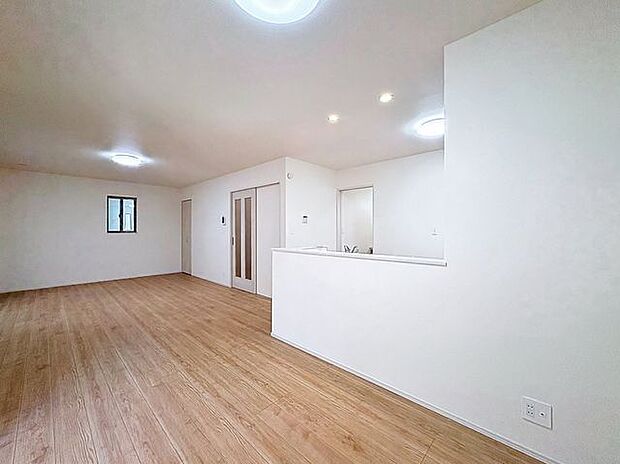 「リビングダイニング」家族の会話や笑顔が行き交うリビングで、大きなソファやダイニングテーブルでゆったり食事をしたりくつろぎたい。そんな夢が叶えられる空間です。