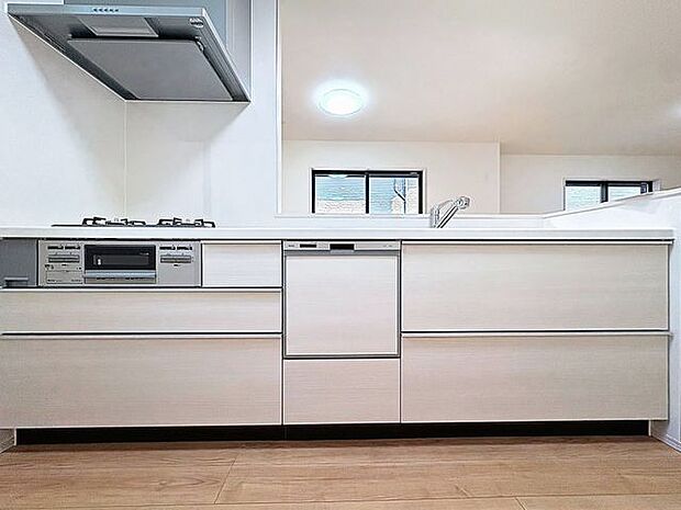 「家事時短の叶うキッチン◎」効率よくお料理ができる3口コンロ・食洗機・出し入れしやすいスライド収納を完備したシステムキッチン。確かな機能性を実感頂けます。