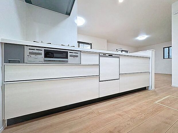 「対面式キッチン仕様」キッチンスペースは、ゆとりの広さを確保。開放的な対面式キッチンなので、ご家族との会話を楽しうことはもちろん、お子様を見守りながら家事時間を進められます。