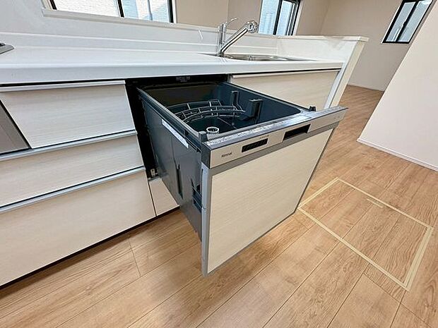 「ビルトイン食洗器」通常の手洗いでは使用出来ないほど高温のお湯や高圧水流を使うことにより汚れを効果的に落とすことができる。殺菌効果が非常に高く哺乳瓶などを使う家庭で需要が高く大変便利。