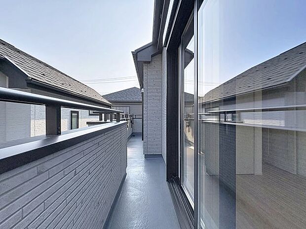 「バルコニー」大きな空に囲まれた気持ちのいい住まい。バルコニーを覗くだけで圧倒的な開放感に包まれます。