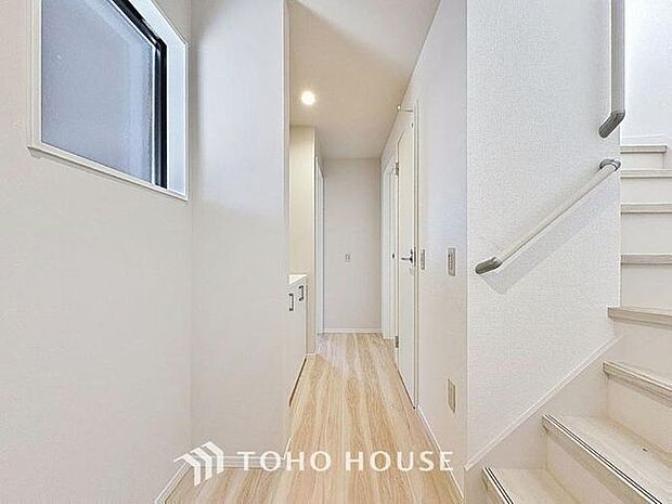 「廊下」玄関から居室へと続く廊下。閉塞感を感じない清潔な雰囲気が魅力です。