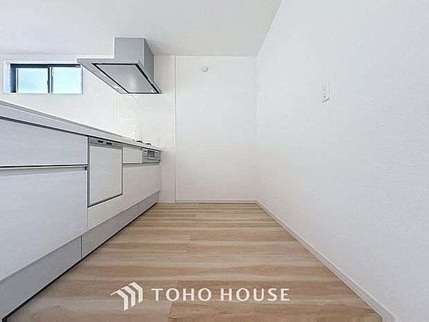 「機能的な収納が豊富なカウンターキッチン。」効率よくお料理ができるコンロ・収納を完備したシステムキッチン。確かな機能性を実感頂けます。