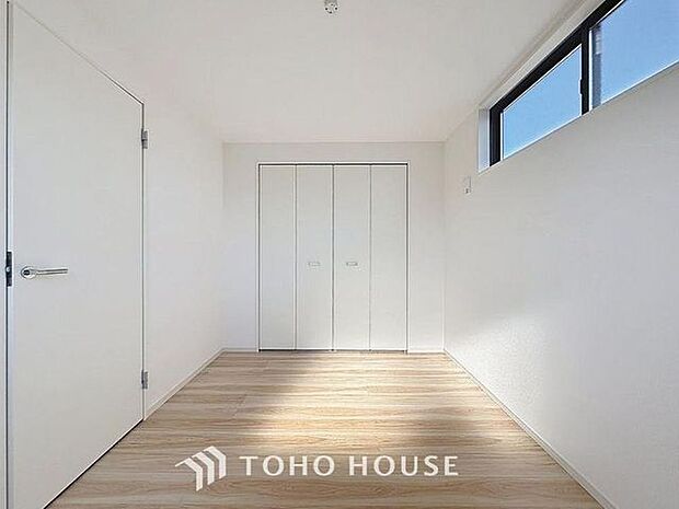 「明るい居室」温もりある自然光を感じていただける居室です。飽きのこないナチュラルなデザインの空間は、色褪せることのない心地良さを作ります。