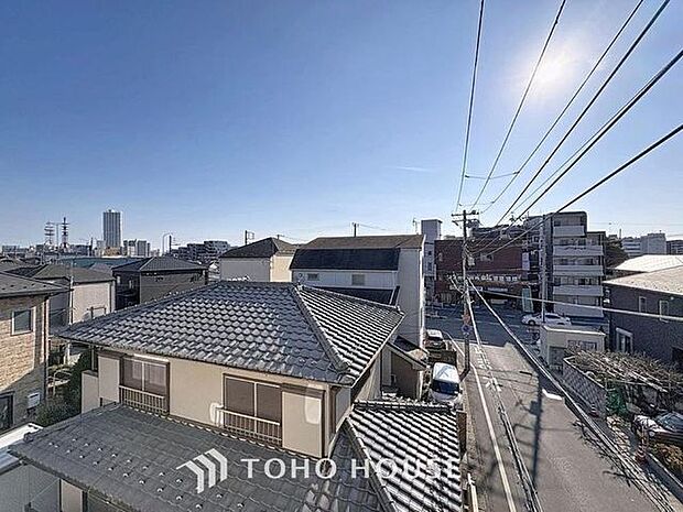 「穏やかな街並みの眺望」穏やかな街並みを一望しながら、爽やかな風と柔らかく降り注ぐ陽光を感じて頂けます。心地良い開放感が暮らしにゆとりと充足感をもたらします。