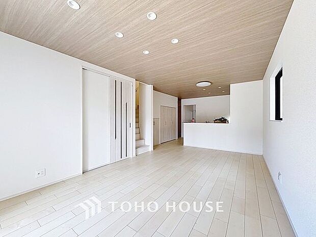 光が注がれる青い空から鮮やかに赤色にゆっくりと染まる。そんな優しい時間がここでは流れてゆく。