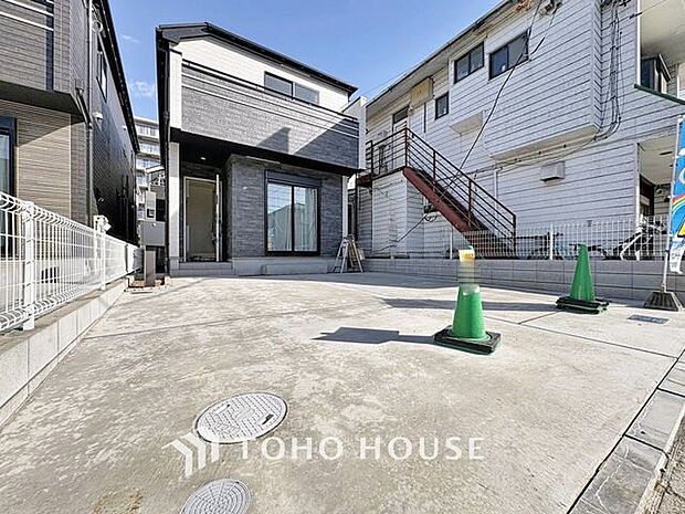 ゆったりとした駐車スペースを確保いたしましたので、大きめのお車でも駐車可能です。