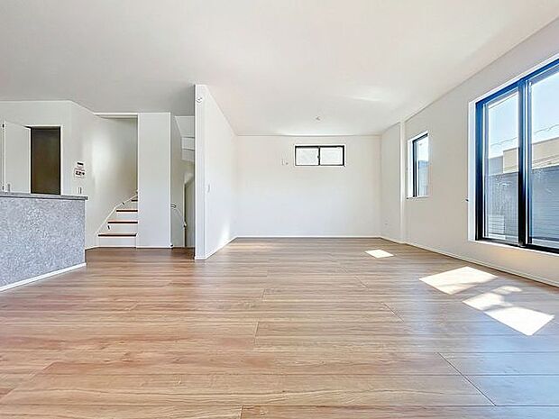 光が注がれる青い空から鮮やかに赤色にゆっくりと染まる。そんな優しい時間がここでは流れてゆく。