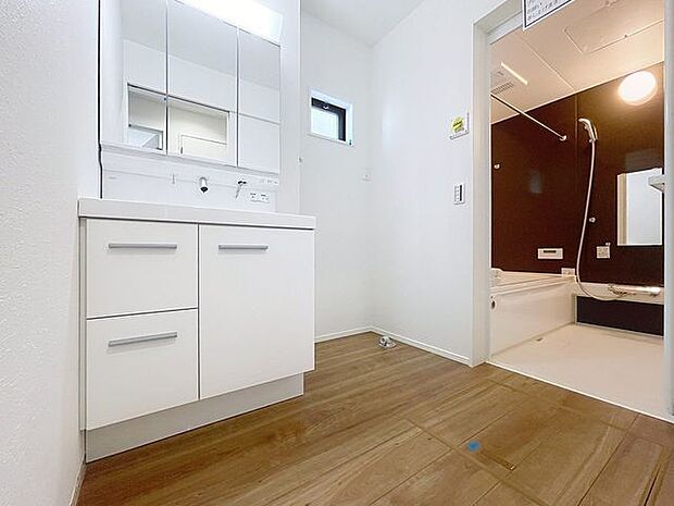 身だしなみのチェックがしやすい大きな鏡、下には収納がたっぷり。スッキリとした空間を演出いたします。