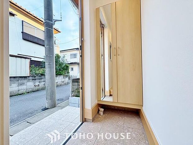 「玄関」清潔印象の玄関です。スペースを無駄なく活用し、使いやすいシューズボックスを設置しております。