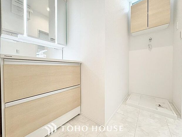 「洗面台」大きな鏡で朝の準備もばっちり。収納も多く、洗剤など日用品の保管にも便利です。