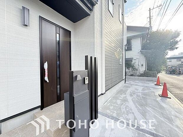 「玄関」お家の面構えの良さは玄関アプローチで決まると言っても良いでしょう。大切な「我が家」を演出するために、お家の外構周りに色々と手を加える方も増えてきています。追加工事もご相談下さい。