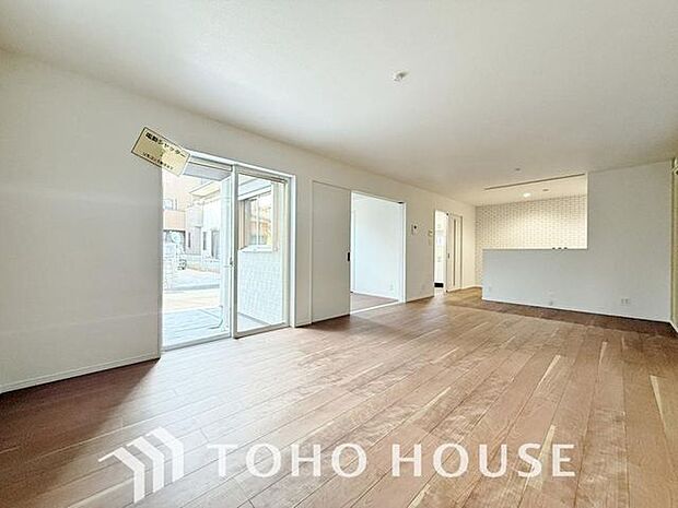 「床暖房完備。LDK」LDK一部には、床暖房があります。エアコンとは違いホコリが舞わないので、小さなお子様やペットと暮らしているご家庭にもおすすめです。