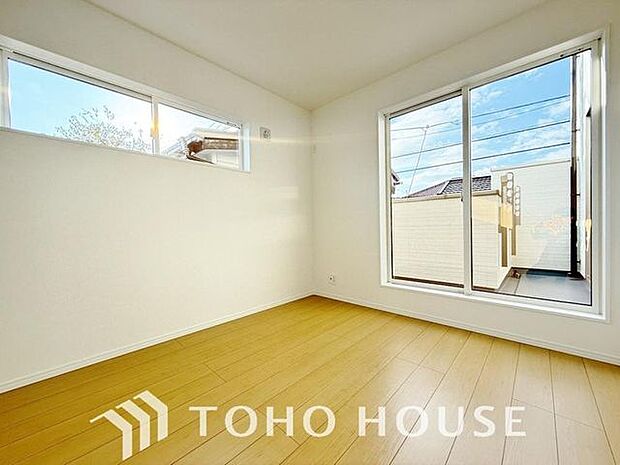 「バルコニーに面した居室」主寝室は十分な広さに加えて、快適に目覚められるよう、大きな採光窓を設けました。