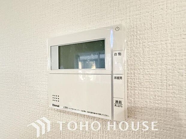 床暖房を設けられたリビングには、陽射しとともに、少しづつ装いを変える街の景観を眺めながら寛ぎの時間をお楽しみ頂けます。空気を汚さずに、優しく室内を快適な温度に保ちます