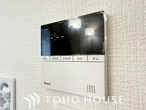 お風呂場と台所に操作リモコンがあり、キッチン近くにある給湯リモコンは、お料理の最中でもリビングで寛いでいるなかでもボタン一つで簡単に沸かせて便利ですね。